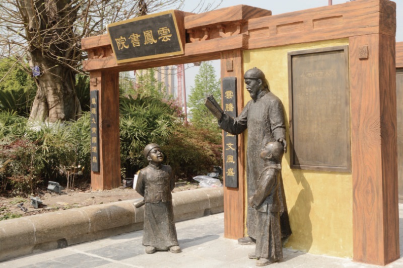 營(yíng)山白塔公園人文景觀雕塑.JPG