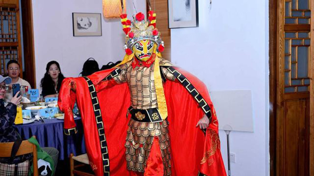 “尋跡蜀道-風(fēng)起三國(guó)”全球名人蜀道行活動(dòng)現(xiàn)場(chǎng)川劇表演.jpg